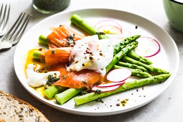 Smoked salmon with poached egg and asparagus without protein powder for her hair fall